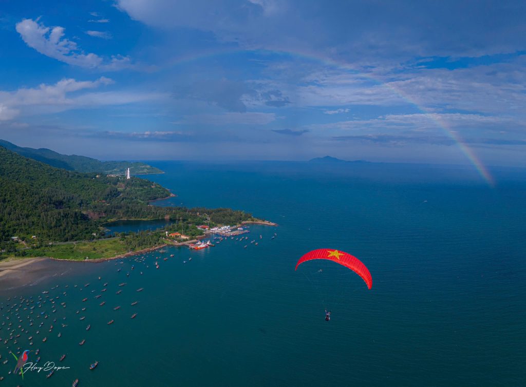 Tandem paragliding in Da Nang with a view of the ocean and city skyline