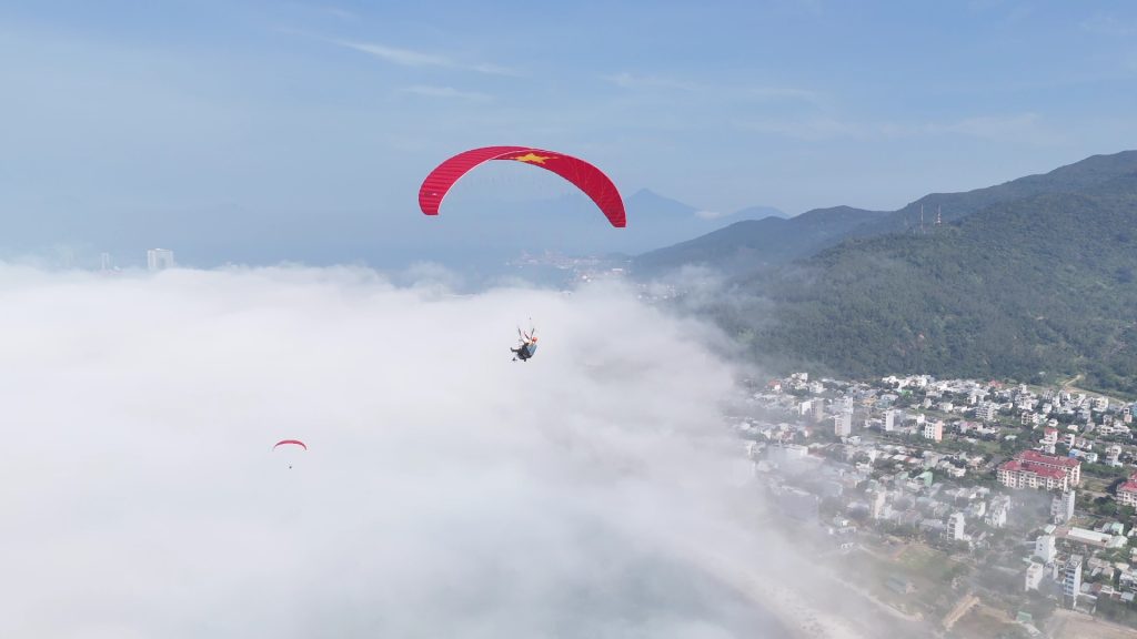 Hình ảnh dù lượn đang bay từ FYcam tại Đà Nẵng