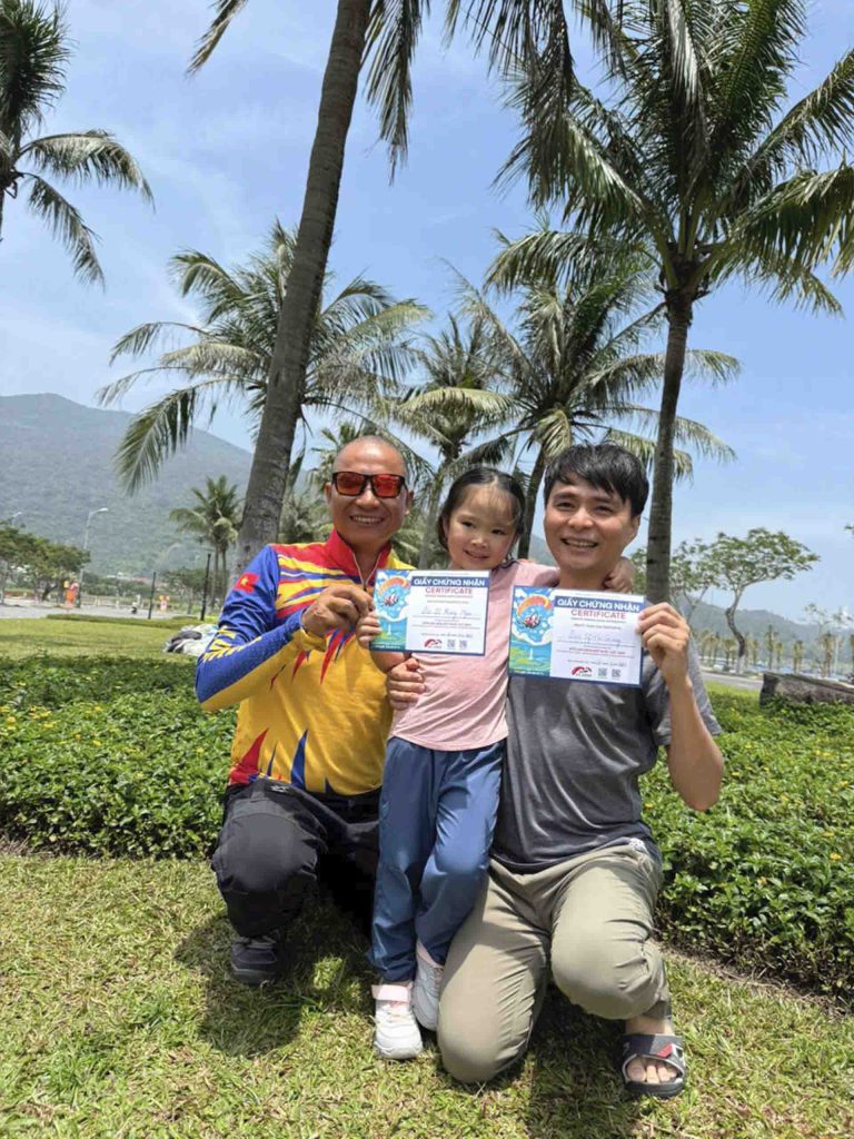 Khách du lịch check-in cùng phi công trước khi bay đôi dù lượn tại Đà Nẵng